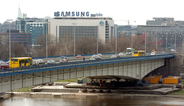 Рањен навијач испред сплава